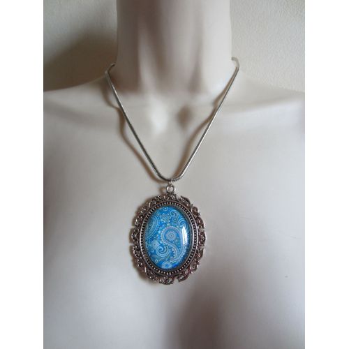 Collier Avec Cabochon Bleu Et Argenté