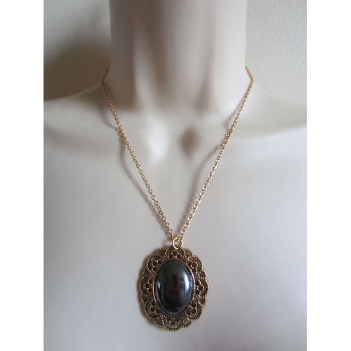 Collier Avec Cabochon Noir Et Doré