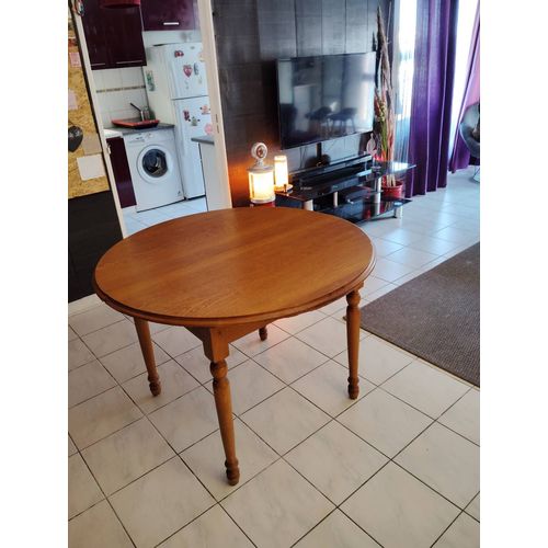 A Vendre Table Ronde En Bois Massif Avec Rallonges Intégrées.