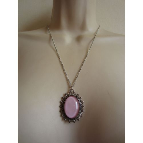 Collier Avec Cabochon Rose Et Argenté En Verre