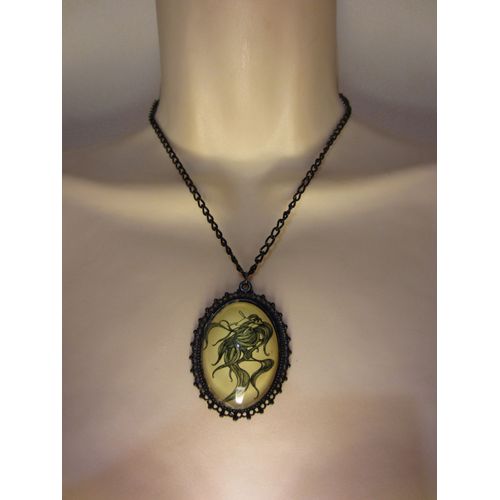 Collier Noir Avec Cabochon Vert