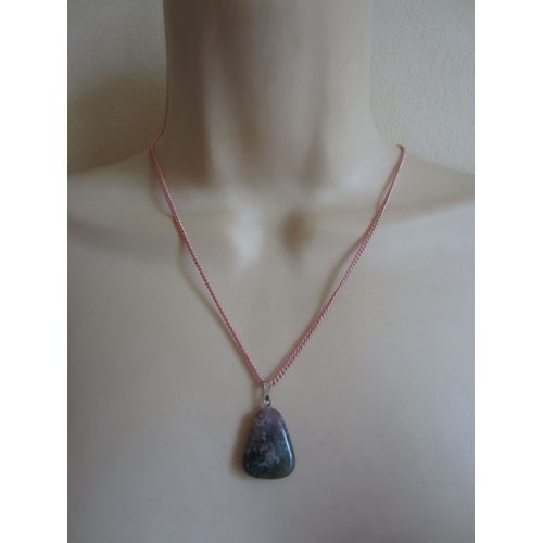 Collier Avec Pendentif En Jaspe Rose Et Verte