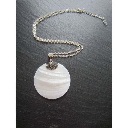 Collier Avec Pendentif En Nacre Blanche