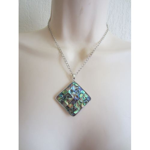 Collier Avec Pendentif En Nacre Irisée