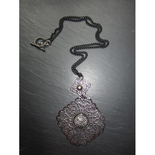 Collier Avec Pendentif Noir