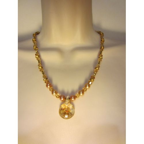 Collier Beige Et Doré Avec Pendentif En Verre Fleuri