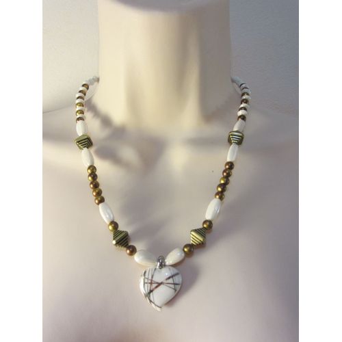 Collier Blanc Et Bronze Avec Pendentif En Coeur
