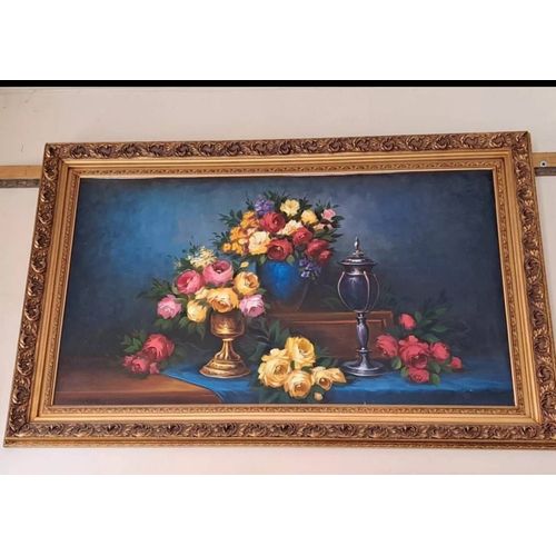 Tableau de fleurs peint à l'huile dans un cadre sculpté en bois d'hêtre doré