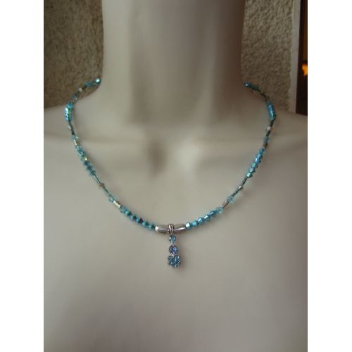 Collier Bleu Avec Pendentif Très Lumineux