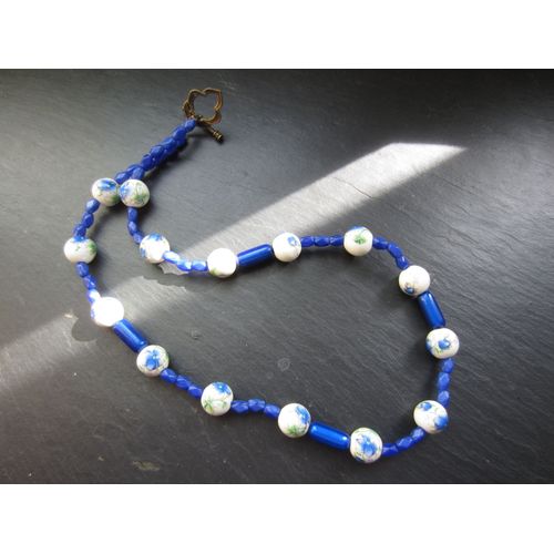 Collier Bleu Et Blanc Avec Perles En Céramique
