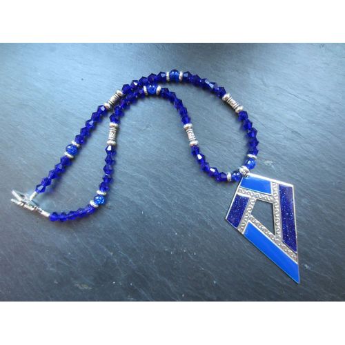 Collier Bleu Et Argenté Avec Pendentif Triangulaire