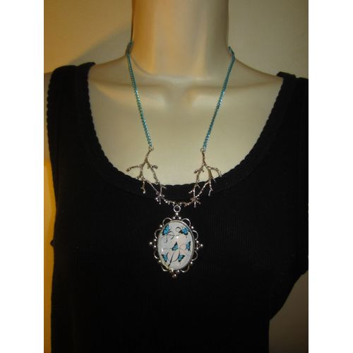 Collier Bleu Et Argenté Avec Cabochon Papillon