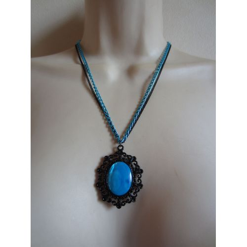 Collier Bleu Et Noir Avec Cabochon