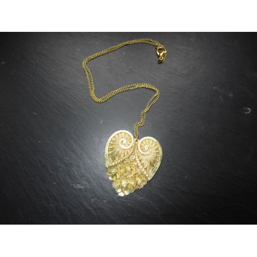 Collier Doré Avec Avec Coeur En Résine