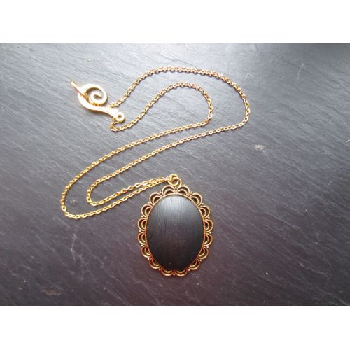 Collier Doré Avec Cabochon Noir