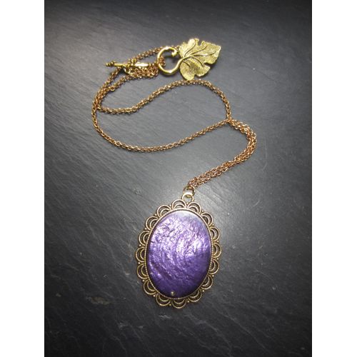 Collier Doré Avec Cabochon Violet