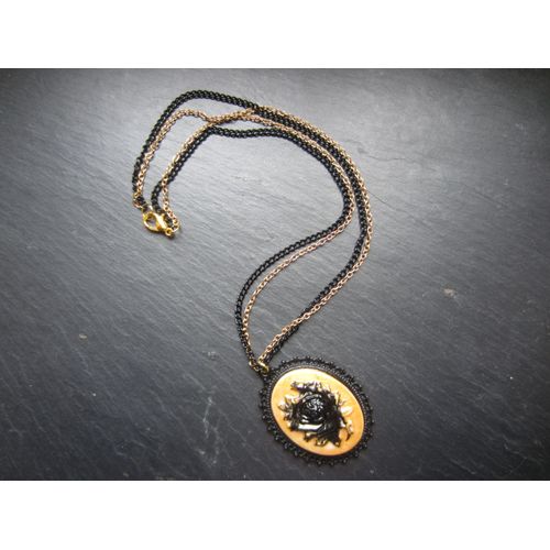 Collier Doré Et Noir Avec Cabochon