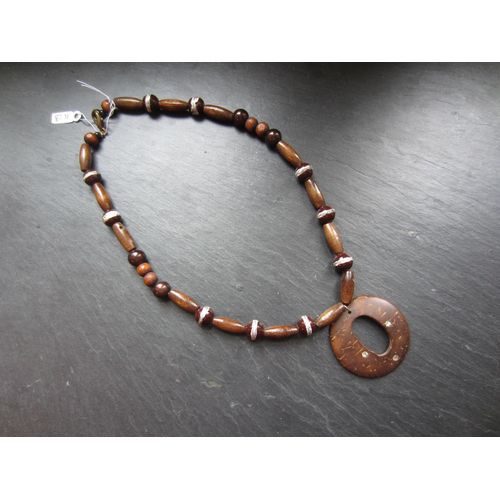 Collier En Bois Avec Pendentif En Forme De O