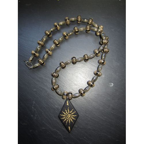 Collier En Bois Noir Et Doré Avec Pendentif