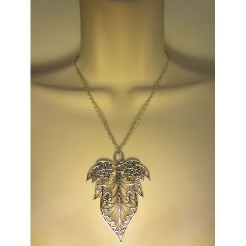 Collier Gris Argenté Avec Pendentif En Forme De Feuille