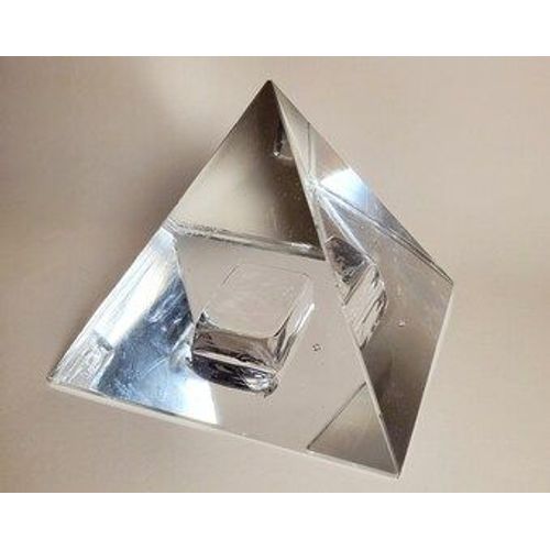 Pyramide En Cristal Avec Chambre Du Roi