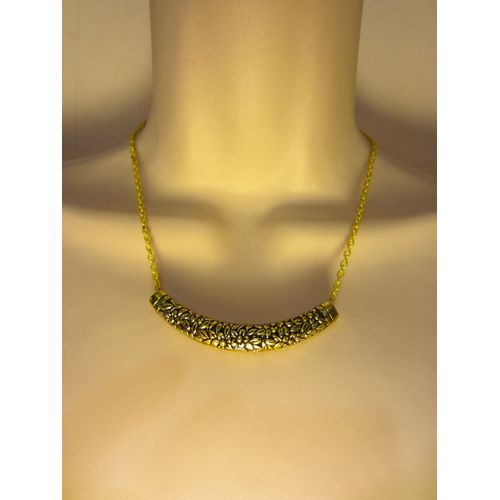 Collier Jaune Avec Pendentif En Métal Ciselé