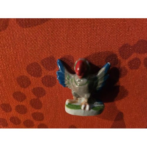 Fève Perroquet Vert Et Bleu Bec Rouge Ailes Ouvertes