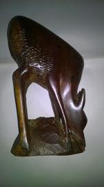 Sculpture en bois d'une biche