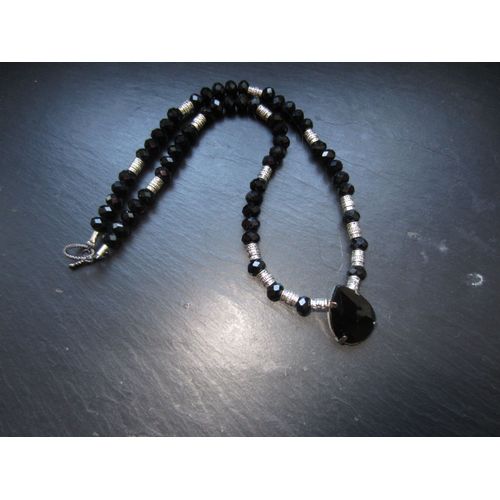 Collier Noir Avec Cabochon
