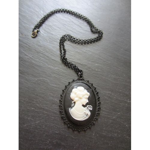 Collier Noir Avec Cabochon En Camée