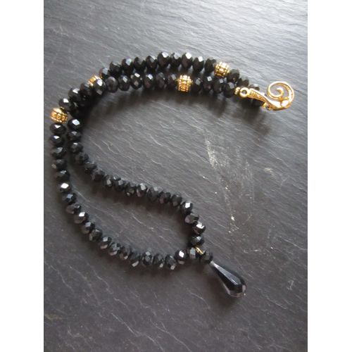 Collier Noir En Verre Avec Pendentif