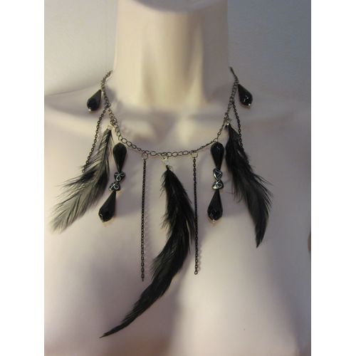 Collier Noir Avec Plumes