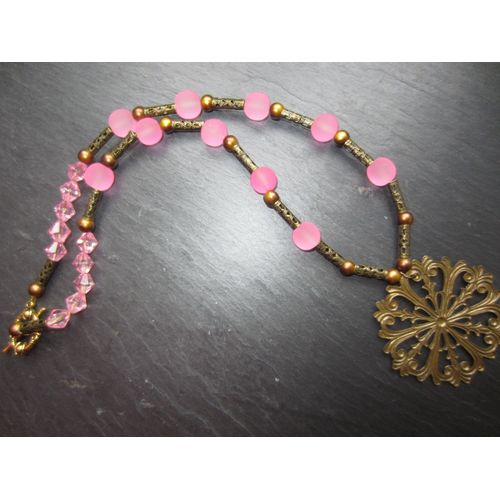 Collier Rose Avec Pendentif En Rosace