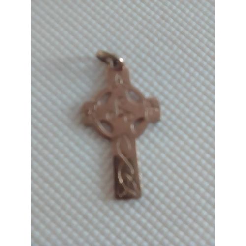 Pendentif Croix Celtique Avec Un Triskel Plaqué Or