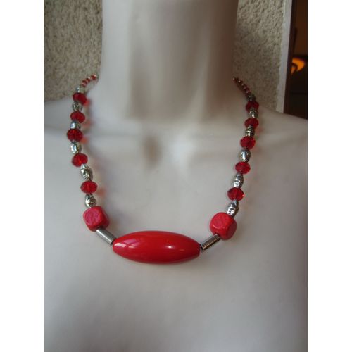 Collier Rouge Et Argenté Avec Pendentif En Bois