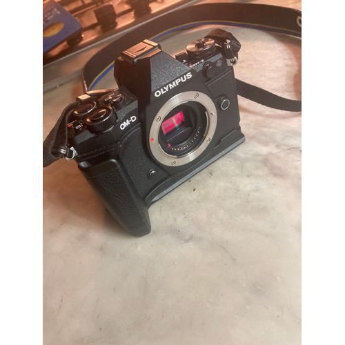 Olympus OM-D E-M5 ii 16.1 mpix + Grip ECG-2