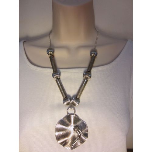 Collier Sautoir En Métal Argenté Avec Gros Pendentif