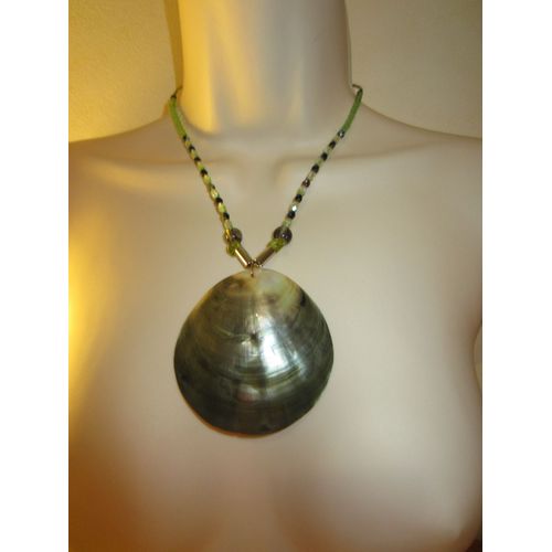 Collier Vert Avec Pendentif En Nacre