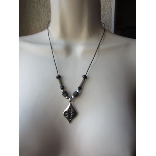 Collier Noir Avec Pendentif Coeur