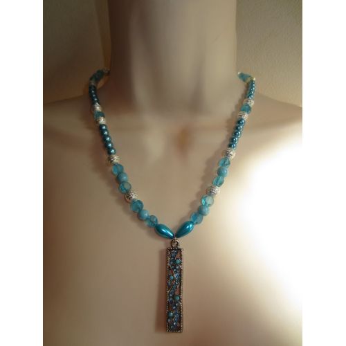 Collier Bleu Avec Pendentif Très Original
