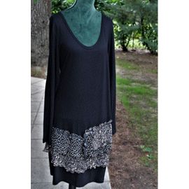 Très Belle Robe Cop Copine Noire Au Bas Volantè Au Tissu À Petites Fleurs.Taille Étiquetèe:L.