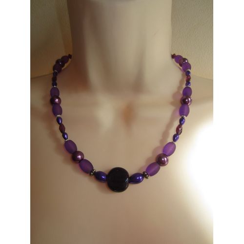 Collier Violet Avec Pendentif En Perle De Verre Violette