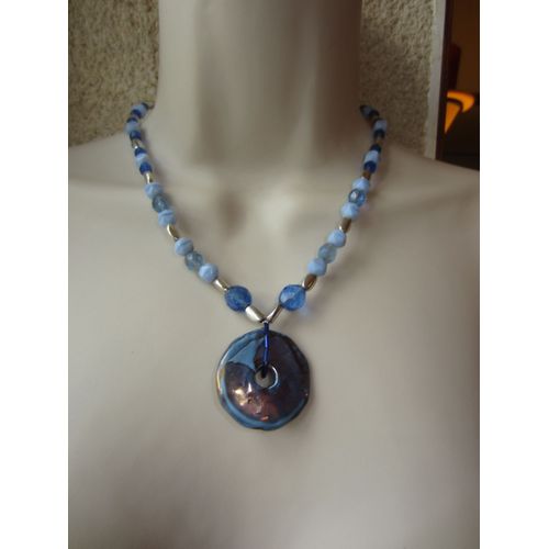 Collier Bleu Avec Pendentif En Nacre Irisée