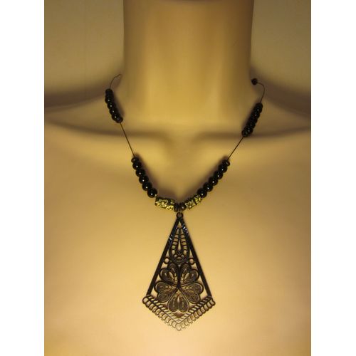 Collier Noir Avec Pendentif En Estampe Filigranée