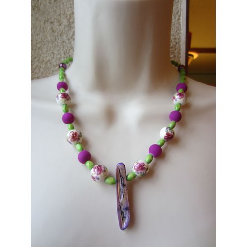 Collier Violet Et Vert Avec Pendentif En Nacre
