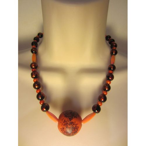 Collier Orange Avec Pendentif Rond Moucheté