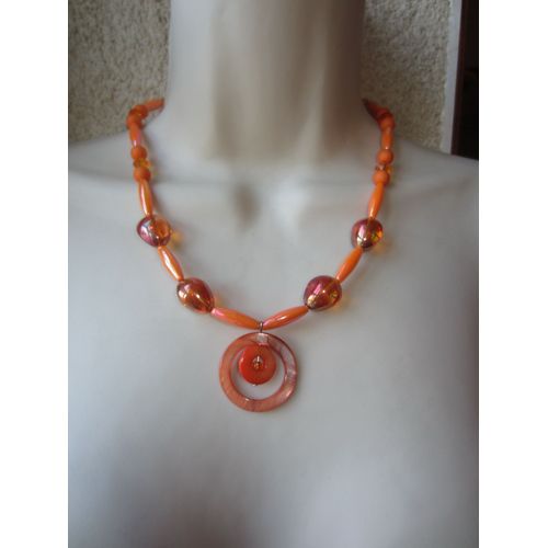 Collier Orange Avec Pendentif En Nacre