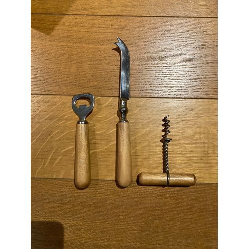Trois Ustensiles De Cuisine Assortis En Bois Et Metal