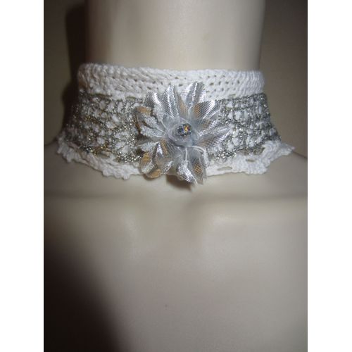 Collier Ras Cou Blanc Et Gris Avec Fleur