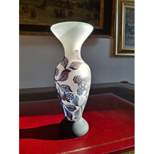 Vase en verre multicouches dégagé à l'acide, signé, hauteur 25,2 cm